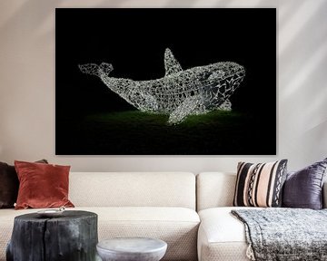 Walvis als verlichte decoratie op een weiland