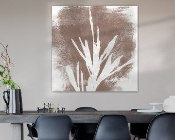 Moderne botanische minimalistische kunst. Abstracte plant in taupe van Dina Dankers