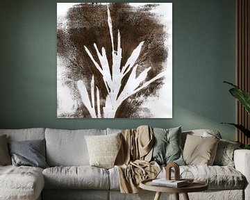 Abstrakte Pflanze in rostigem Braun und Weiß. Moderne botanische minimalistische Kunst. von Dina Dankers