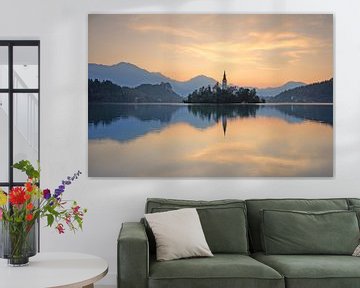 Lake Bleder bij dageraad - Mooi Slovenië van Rolf Schnepp