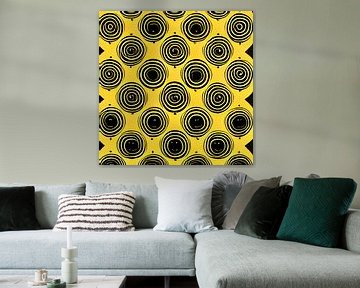 Geometrische zwarte cirkels op okergele achtergrond - grafische print van Lily van Riemsdijk - Art Prints with Color