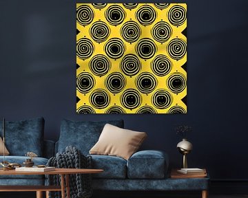 Geometrische zwarte cirkels op okergele achtergrond - grafische print van Lily van Riemsdijk - Art Prints met Kleur