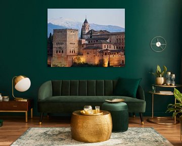 Alhambra Granada Spanje verlicht met besneeuwde berg van Judith van Wijk
