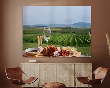Uitzicht op de wijnvelden met worst en kaas van Judith van Wijk