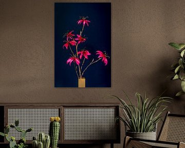 Magenta Eenvoud - Minimalistische Flora tegen Nachtblauw van Femke Ketelaar