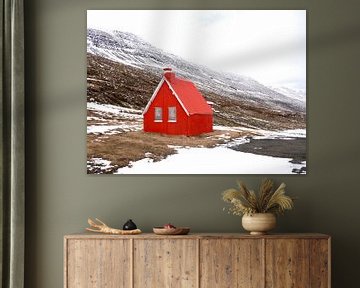 Rood huisje in IJslands sneeuwlandschap van Judith van Wijk