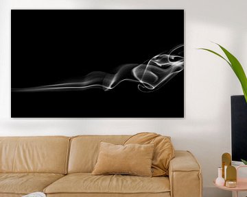zwart wit beeld van witte rook op een zwarte achtergrond van Erik Tisson