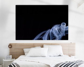 liegendes Bild von blau-grauem Rauch in der unteren rechten Ecke von Erik Tisson