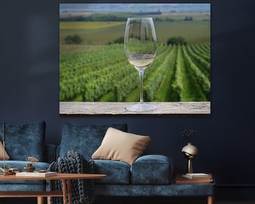 Glas witte wijn bij de wijngaarden van Judith van Wijk