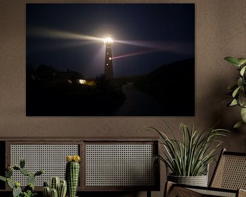 Vuurtoren van Schiermonnikoog in de duinen tijdens een mistige nacht van Sjoerd van der Wal Fotografie