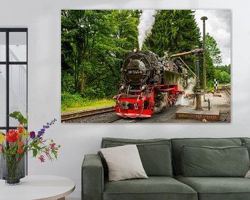 Ravitaillement en eau d'un train à vapeur dans le Harz en Allemagne.