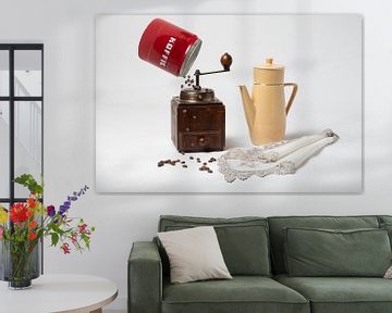 Stilleben / Alte Kaffeekanne, Kaffeemühle und Dose mit Kaffeebohnen von Photography art by Sacha