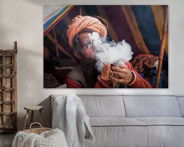 Sadhu fumant pendant la Kumbh Mela à Haridwar, en Inde.