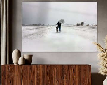 Meisje met fiets in sneeuwstorm in Zeeland von Wout Kok