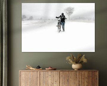 Meisje met fiets in sneeuwstorm in Zeeland van Wout Kok