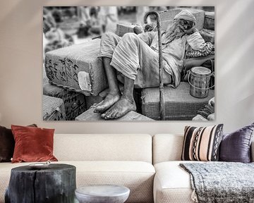 Un vagabond endormi à la gare de Haridwar, en Inde. sur Wout Kok