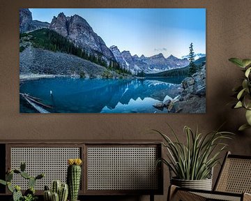 Moraine Lake (blaue Stunde) in Kanada. von Gunter Nuyts