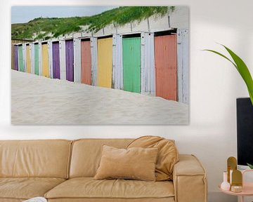 Een rij strandhuisjes met gekleurde deuren van Judith van Wijk