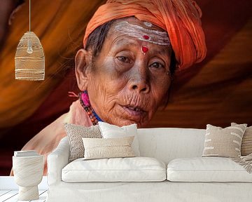 Vrouwelijke Sadhu op het hindoestaanse  Kumbh Mela festival in Haridwar India van Wout Kok