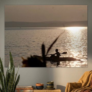 Mann im Kanu bei Sonnenuntergang