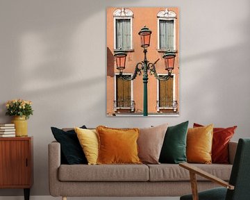 Venedig Italien | Orange Haus grüne Laterne | Reisefotografie von Tine Depré