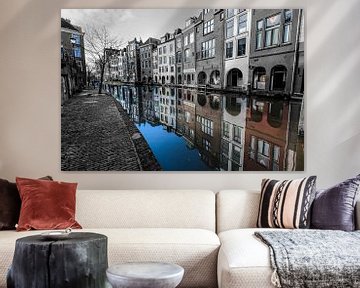 Miroir en couleur d'une image en noir et blanc du canal principal à Utrecht. sur Wout Kok