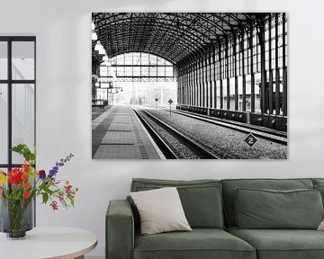 Den Haag Bahnhof Hollands Spoor ohne Zug in schwarz-weiß von Judith van Wijk