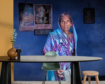 Indiaanse vrouw in een blauwe sari tegen een blauwe achtergrond in Varanasi India van Wout Kok