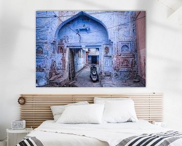 Beeld van de buitenwijk met scooter in Jodhpur, de blauwe stad van India van Wout Kok