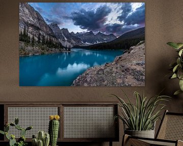 Moraine Lake ( blauw uur) in Canada. van Gunter Nuyts