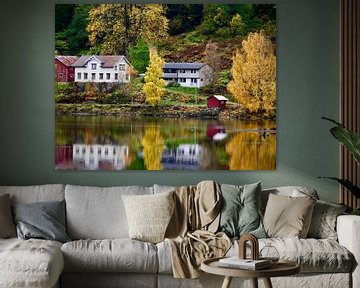 Noorse huisjes, weerspiegeling in het water van Judith van Wijk