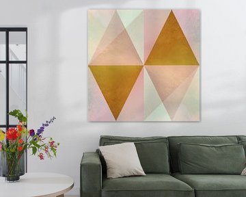 Moderne abstracte kunst in retrostijl in pastelroze, goud en groen. van Dina Dankers