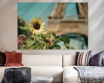 Eiffeltoren met bloemen op voorgrond, vintage look van Melissa Peltenburg