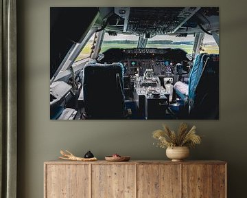 Cockpit met interieur van Boeing op startbaan vliegveld