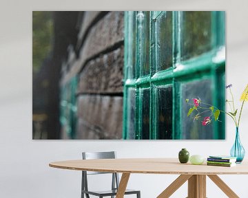 Oude houten schuur met glas in lood ramen met groene verf van Fotografiecor .nl