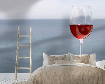 Glas met rose wijn, zee op achtergrond
