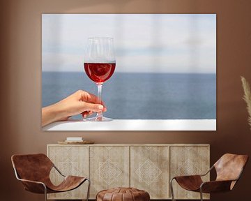 Hand van vrouw met glas rode wijn