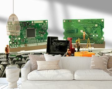 kleine miniatuurtjes die het toetsenbord van de computer repareren of proberen het systeem te hacken