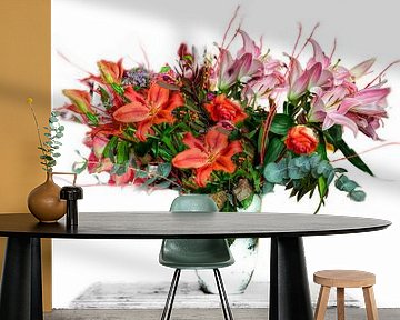 OP een witte achtergrond uitgesneden vaas met kleurig boeket bloemen van Wout Kok