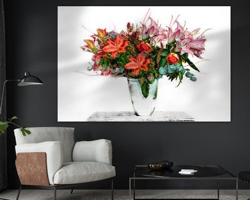 Auf weißem Hintergrund ausgeschnittene Vase mit buntem Blumenstrauß von Wout Kok