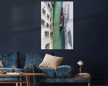 Gondelfahrt auf einem kleinen Kanal in Venedig von t.ART