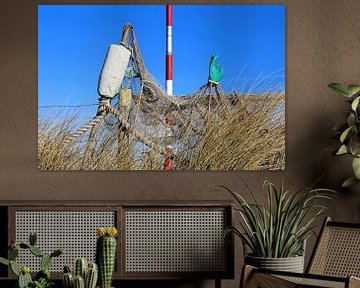 Strand stilleven met afval / strandjut spullen bij een oud visnet van Ans Houben