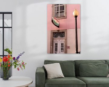 Rosa pastellfarbene Tür in einem Haus | Reise- und Architekturfoto aus Porto Portugal