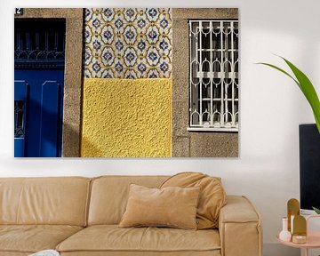 Blaue gelbe Fenster Tür und Wand | Reisen und Architektur Foto von Porto Portugal