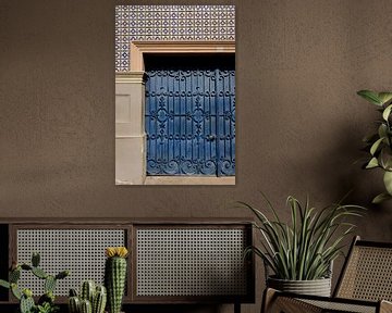 Blauwe tegeltjes met blauwe deur | Reisfoto en architectuur foto van Porto Portugal van Karijn | Fine art Natuur en Reis Fotografie