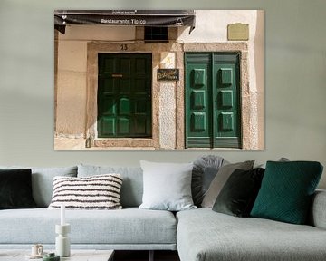Groene deur, witte muren | Reisfoto en architectuur foto van Porto Portugal van Karijn | Fine art Natuur en Reis Fotografie