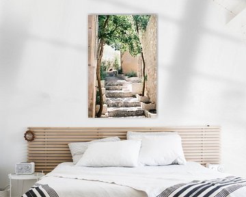 Oude stenen trap in romantisch straatje in oud Ibiza stad, Eivissa