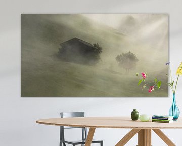 Huisje en boom op de berg in de mist, van Sara in t Veld Fotografie