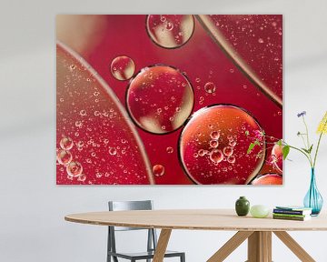 Blasen und Seifenblasen in warmen Farben: Rot und Champagner von Marjolijn van den Berg