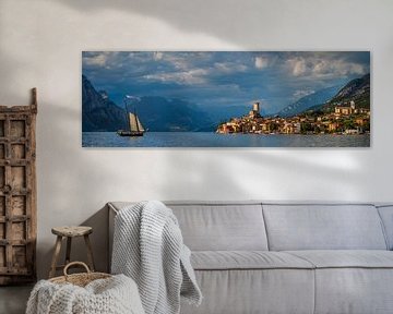 Panorama van Malcesine aan het Gardameer, Italië van Michael Abid